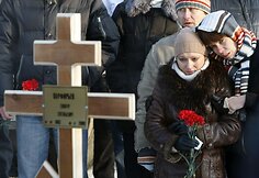 Permėje žmonės renkasi prie klubo, kuriame per gaisrą žuvo žmonės, šiame mieste vyksta ir žuvusiųjų laidotuvės.