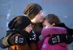 Permėje žmonės renkasi prie klubo, kuriame per gaisrą žuvo žmonės, šiame mieste vyksta ir žuvusiųjų laidotuvės.