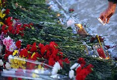 Permėje žmonės renkasi prie klubo, kuriame per gaisrą žuvo žmonės, šiame mieste vyksta ir žuvusiųjų laidotuvės.