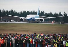 „Boeing 787 Dreamliner“ po beveik dviejų su puse metų vėlavimo pagaliau pakilo bandomajam skrydžiui.