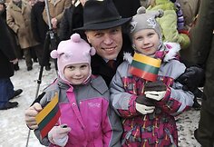 Pirmąją naujų metų dieną Gedimino pilies bokšte Vilniuje kariai tradiciškai iškėlė Lietuvos trispalvę, bokšte plevėsuosiančią 2010 metais.