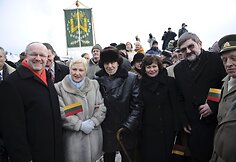 Pirmąją naujų metų dieną Gedimino pilies bokšte Vilniuje kariai tradiciškai iškėlė Lietuvos trispalvę, bokšte plevėsuosiančią 2010 metais.