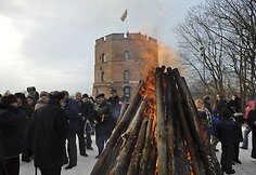 Pirmąją naujų metų dieną Gedimino pilies bokšte Vilniuje kariai tradiciškai iškėlė Lietuvos trispalvę, bokšte plevėsuosiančią 2010 metais.