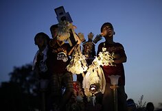 &Scaron;imtai tūkstančių basų tikinčiųjų Manilos senamiesčio gatvėmis ne&scaron;ė juodą medinę Jėzaus Kristaus statulą, kuri, kaip tikima, turi gydomųjų galių. 