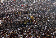 &Scaron;imtai tūkstančių basų tikinčiųjų Manilos senamiesčio gatvėmis ne&scaron;ė juodą medinę Jėzaus Kristaus statulą, kuri, kaip tikima, turi gydomųjų galių. 