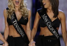 Antroji vicemis Stefanie Wittler (kairėje) ir pirmoji vicemis Kristy Cavinder 