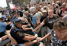 Protestuotojams pavyko sustabdyti kryžiaus perkėlimą į kitą vietą.