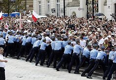 Protestuotojams pavyko sustabdyti kryžiaus perkėlimą į kitą vietą.