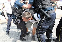 Protestuotojams pavyko sustabdyti kryžiaus perkėlimą į kitą vietą.