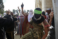 Palestiniečiai jaunuoliai akmenimis ir kitais daiktais apmėtė pareigūnus Jeruzalėje
