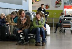 Žmonės laukia Briuselio oro uoste