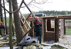 Aplinkosaugininkai griauna verslininko Arūno Strolio nelegaliai pastatytą pirtį 