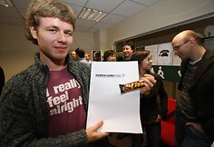 Dalyviai gavo ir laikraščių archyvą su reklamos darbais ir simbolinių saldumynų