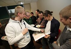 Konkurso dalyviai aptarinėja darbus