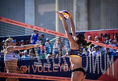 Erika Kliokmanaitė (kairėje)