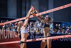 Erika Kliokmanaitė (kairėje)