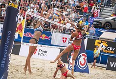 Monika Paulikienė (kairėje)