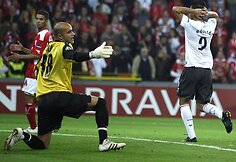 Pergalingą įvartį &bdquo;Arsenal&ldquo; klubui į &bdquo;Standard&ldquo; vartus įmu&scaron;ė Eduardo, kuris rungtynėse galėjo žaisti tik po to, kai likus vos porai dienų iki mačo UEFA panaikino žaidėjo diskvalifikaciją