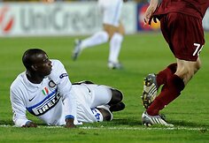 &bdquo;Inter&ldquo; ekipa beveik pusvalandį buvo priversta žaisti vienu žaidėju mažiau, nes už antrą geltoną kortelę i&scaron; aik&scaron;telės pa&scaron;alintas buvo M.Balotelli