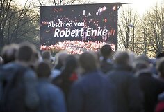 Į stadioną nepatekę sirgaliai su R.Enke atsisveikinti gali stebėdami ceremoniją didžiuliuose pie &bdquo;AWD-Arenos&ldquo; pastatytuose ekranuose