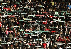 Palydėti į paskutinę kelionę nusižudžiusį Vokietijos futbolo rinktinės ir &bdquo;Hannover 96&ldquo; vartininką R.Enke sekmadienį susirinko tūkstančiai futbolo gerbėjų ir daugybė futbolo žvaigždžių