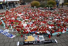 Palydėti į paskutinę kelionę nusižudžiusį Vokietijos futbolo rinktinės ir &bdquo;Hannover 96&ldquo; vartininką R.Enke sekmadienį susirinko tūkstančiai futbolo gerbėjų ir daugybė futbolo žvaigždžių