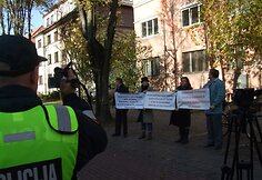 Jungtinio demokratinio judėjimo atstovai piketuodami i&scaron;rei&scaron;kė nepasitenkinimą prokuratūros darbu.