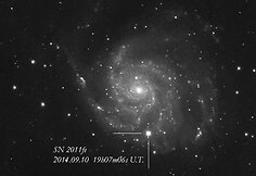 Galaktika M101 supernovos „SN 2011fe“ sprogimo piko metu.
