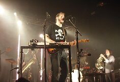 &bdquo;Bon Iver&rdquo; lyderis Justinas Vernonas Hamburge su publika bendravo ne žodžiais, o muzika.