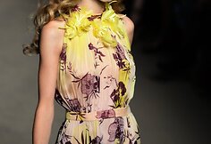 Matthew Williamson 2015 m. pavasario-vasaros kolekcijos modelis