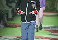 „Gucci“ 2017 m. pavasario-vasaros vyrų kolekcijos modelis