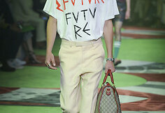„Gucci“ 2017 m. pavasario-vasaros vyrų kolekcijos modelis