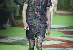 „Gucci“ 2017 m. pavasario-vasaros vyrų kolekcijos modelis