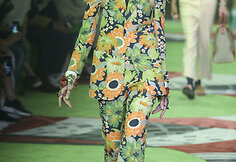 „Gucci“ 2017 m. pavasario-vasaros vyrų kolekcijos modelis