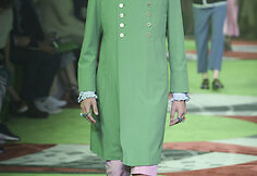 „Gucci“ 2017 m. pavasario-vasaros vyrų kolekcijos modelis