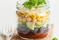 Salotos stiklainyje: naminis pomidorų-paprikų padažas, pupelės, agurkai, konservuoti kukurūzai, sūris, žalumynai