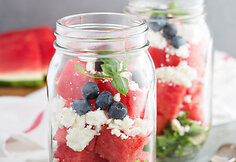 Salotos stiklainyje: salotos, arbūzai, fetos sūris, &scaron;ilauogės