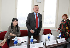 Spaudos konferencijoje Indrė Jučaitė, Jonas Jučas, Diana Rūta Stankevičienė