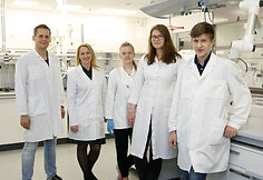 Klaipėdos universiteto laboratorijos darbuotojai su moksleiviais