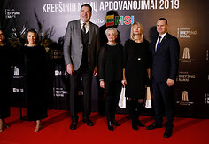 Raudono kilimo svečiai