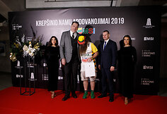 Raudono kilimo svečiai