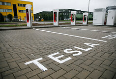 „Tesla supercharger“ krovimo stotelė Kaune