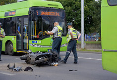 Motoroleris atsitrenkė į troleibusą