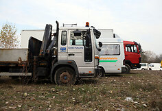 Automobiliai pievoje
