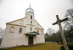Griūnanti bažnyčia