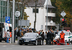 Kaune automobiliu &bdquo;Tesla&ldquo; partrenkė 15-metį