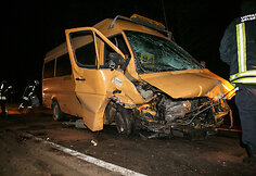 Mikroautobuso ir lengvojo automobilio avarija