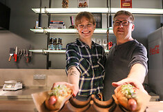 &bdquo;ManGi Hot Dogs&ldquo; &scaron;eimininkai &ndash; Laura Galkinaitė su vyru Sauliumi