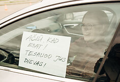 Fotosesijos &bdquo;Linkėjimas medikui pro automobilio langą&ldquo; akimirkos