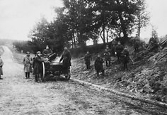Lietuvos kariuomenės 5-ojo pėstininkų Lietuvos Didžiojo kunigaik&scaron;čio Kęstučio pulko kariai aprūpinami maistu lauko virtuvėje lenkų fronte, 1920 m.